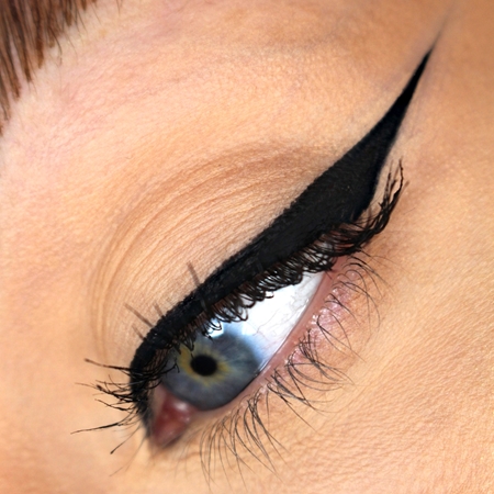 theBalm Schwing® Liquid Eyeliner eyeliner liquide