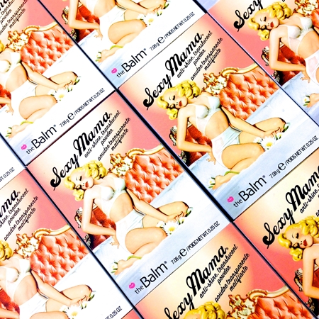 theBalm Mama® Sexy matující transparentní pudr