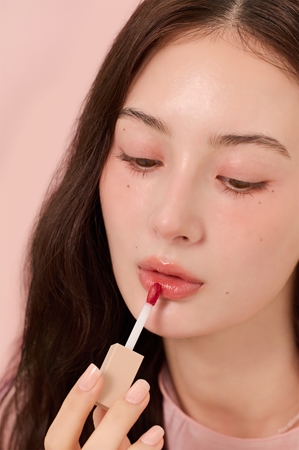 thim Satin Lip Glaze dlhotrvajúci lesk na pery s hydratačným účinkom