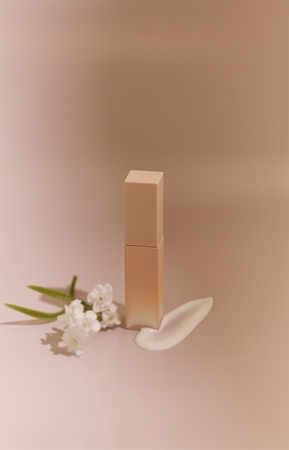 thim Essential Lip Milk lesk na rty s krémovou texturou pro výživu a hydrataci