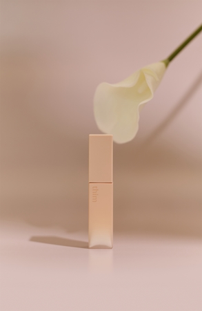 thim Essential Lip Milk lesk na rty s krémovou texturou pro výživu a hydrataci