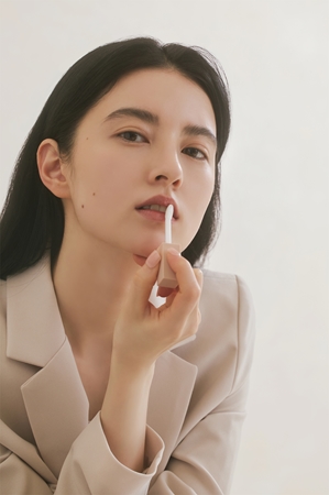 thim Essential Lip Milk lesk na rty s krémovou texturou pro výživu a hydrataci
