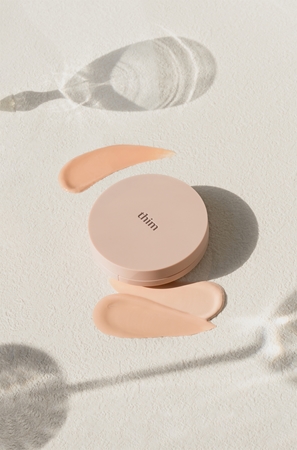 thim Luminous Skin Cushion dlouhotrvající make-up v houbičce pro rozjasnění a hydrataci