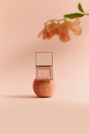thim Infusion Blush pudrowy róż z efektem rozjaśniającym