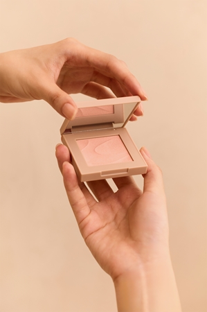 thim Infusion Blush pudrowy róż z efektem rozjaśniającym