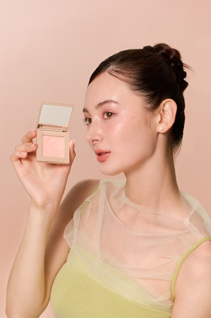thim Infusion Blush pudrowy róż z efektem rozjaśniającym