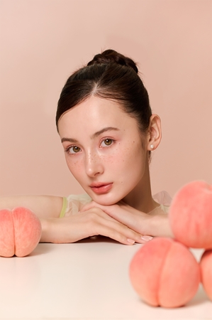 thim Infusion Blush pudrowy róż z efektem rozjaśniającym