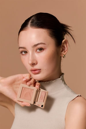 thim Infusion Blush pudrowy róż z efektem rozjaśniającym