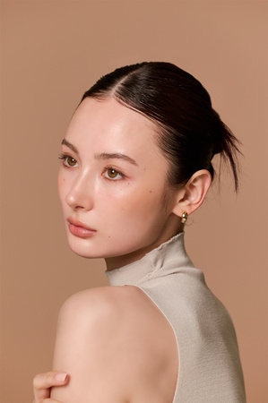 thim Infusion Blush pudrowy róż z efektem rozjaśniającym