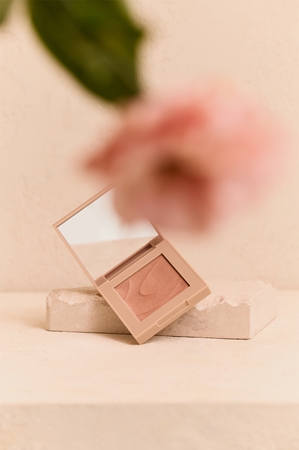 thim Infusion Blush pudrowy róż z efektem rozjaśniającym