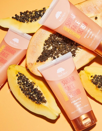 Tree Hut Brightening Pineapple & Papaya pleťový peeling na obličej
