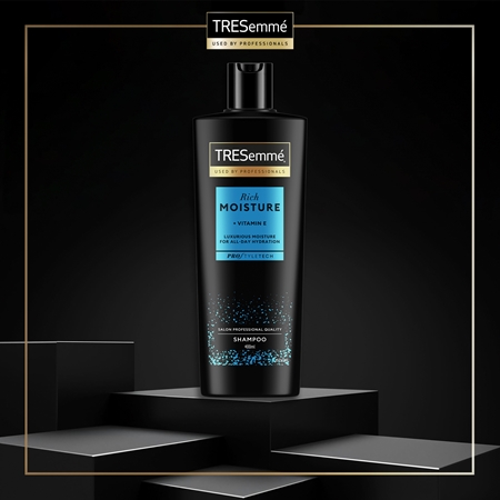 TRESemmé Rich Moisture Shampoo hydratační šampon s vitamínem E