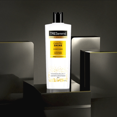 TRESemmé Lamellar Shine rozjasňující kondicionér pro lesk a snadné rozčesávání vlasů