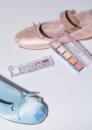 Unleashia Mood Shower Face Palette Eyeshadow and Highlighter Palette with pearl shine