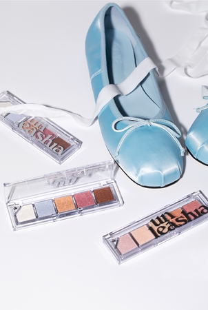 Unleashia Mood Shower Face Palette Eyeshadow and Highlighter Palette with pearl shine