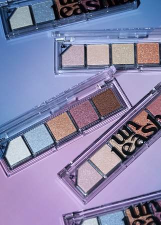 Unleashia Mood Shower Face Palette Eyeshadow and Highlighter Palette with pearl shine