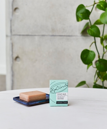 UpCircle Soap Bar Cinnamon + Ginger přírodní tuhé mýdlo na tělo a obličej