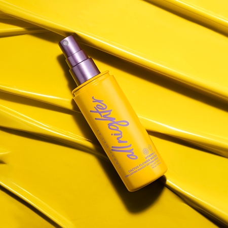Urban Decay All Nighter Vitamin C Makeup Fixing Spray with vitamin C