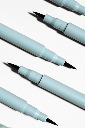 UXI BEAUTY Intense Liquid Eyeliner tekuté oční linky