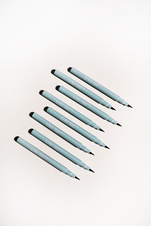 UXI BEAUTY Intense Liquid Eyeliner tekuté oční linky