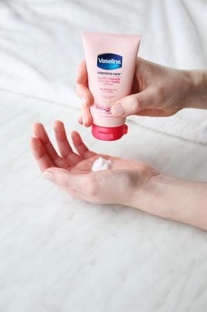 Vaseline Hand Care maini si unghii