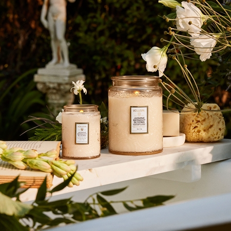 VOLUSPA Japonica Jasmine Midnight Blooms scented candle