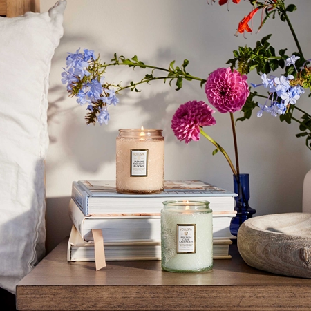VOLUSPA Japonica Jasmine Midnight Blooms scented candle
