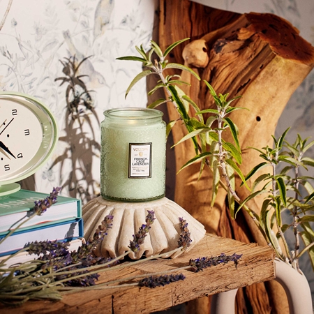 VOLUSPA Japonica French Cade Lavender vonná svíčka