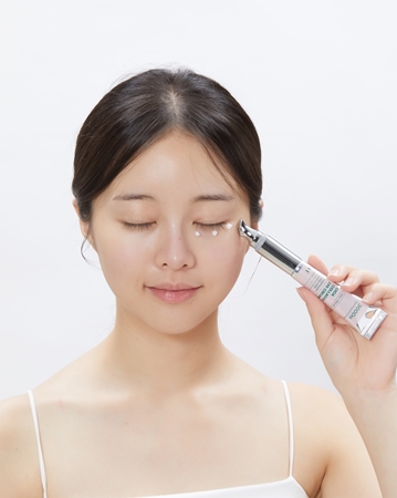 VT Cosmetics Cica Collagen Eye Cream Lift and Firm Eye Care with moisturising effect