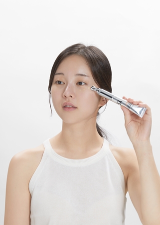 VT Cosmetics Reedle Shot Vita-Light Eyecream detoxifying and brightening cream for the eye area with vitamin C