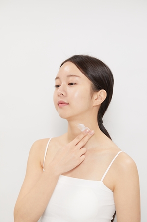 VT Cosmetics Cica Collagen Cream Moisturizing And Soothing Cream with firming effect