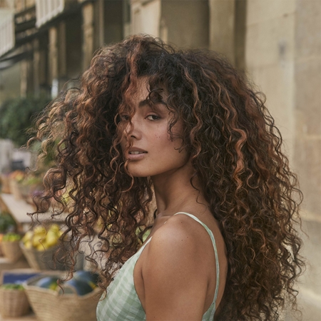 Wella Professionals Invigo Nutri-Enrich bezoplachový sprej pro uhlazení a výživu suchých a nepoddajných vlasů