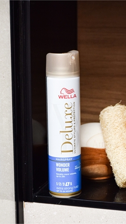 Wella Deluxe Wonder Volume lak na vlasy se silnou fixací pro objem