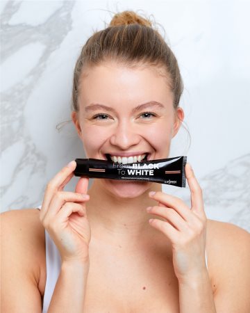 WellMax From Black to White bleichende Zahnpasta mit Aktivkohle