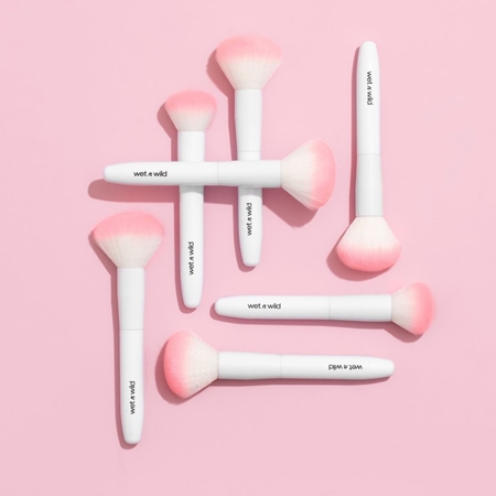 Wet n Wild Essential Powder Brush pincel de pó
