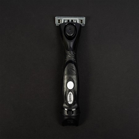 Wilkinson Sword Quattro Essential 4 Titanium Precision Skuveklis + papildu asmeņi, 1 gab.