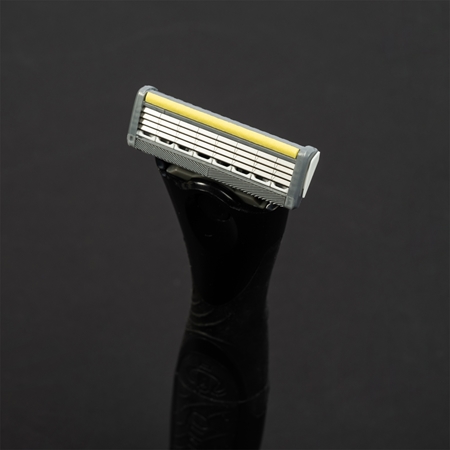 Wilkinson Sword Quattro Essential 4 Titanium Precision Skuveklis + papildu asmeņi, 1 gab.