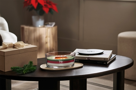 Woodwick Trilogy Holiday Garland aromatizēta svece ar koka dakti
