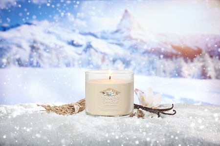 Yankee Candle Vanilla Flurries scented candle Signature