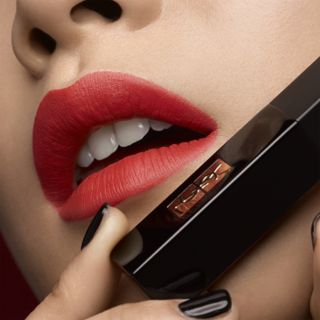 Yves Saint Laurent Rouge Pur Couture The Slim Velvet Radical Το λεπτό κραγιόν με αποτέλεσμα ματ του δέρματος