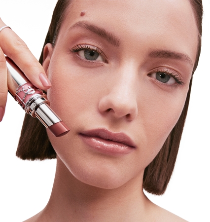 Yves Saint Laurent Loveshine Lipstick Mitrinoša lūpu krāsa ar spīdumu