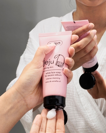 Ziaja Jeju Young Skin švelniai valantis muilas veidui