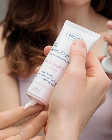 Ziaja Jagody Acai łagodzący krem na dzień SPF 10