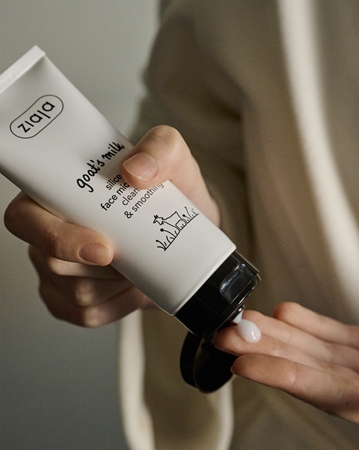 Ziaja Goat's Milk demachiant cu efect de peenling