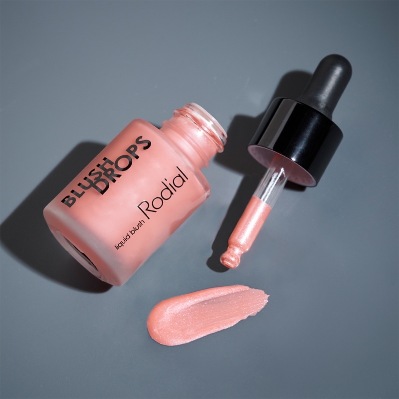 Rodial Blush Drops colorete líquido y brillo labial aportando brillo e