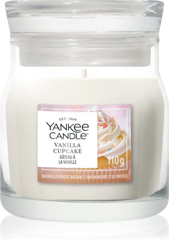 Yankee Candle Vanilla Cupcake lumânare parfumată Signature 110 g