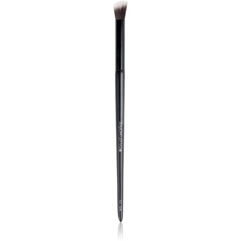 Brushworks Angled Blending pensula pentru aplicarea fardului de ochi tip NO. 15 1 buc