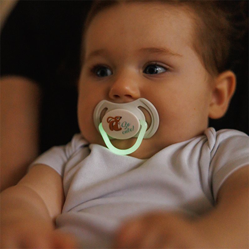 BabyOno Take Care Symmetrical Silicone Soothers dudlík Day & Night 6-18m+ 2 ks (obrázek 4)