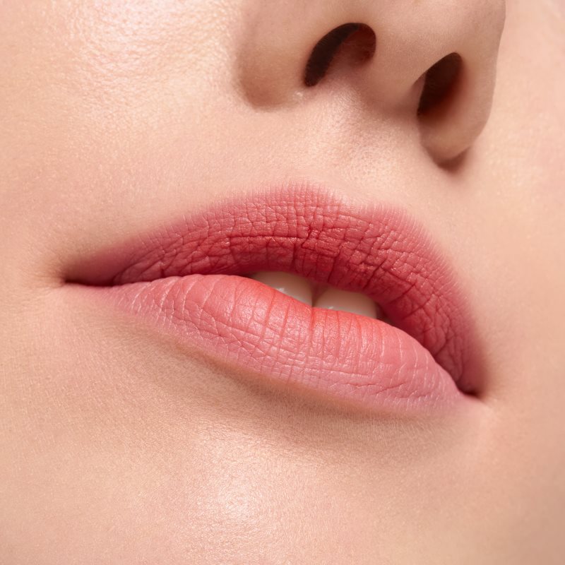 essence Blur Soufflé matná tekutá rtěnka odstín 03 Hot Offline 3.6 ml (obrázek 4)