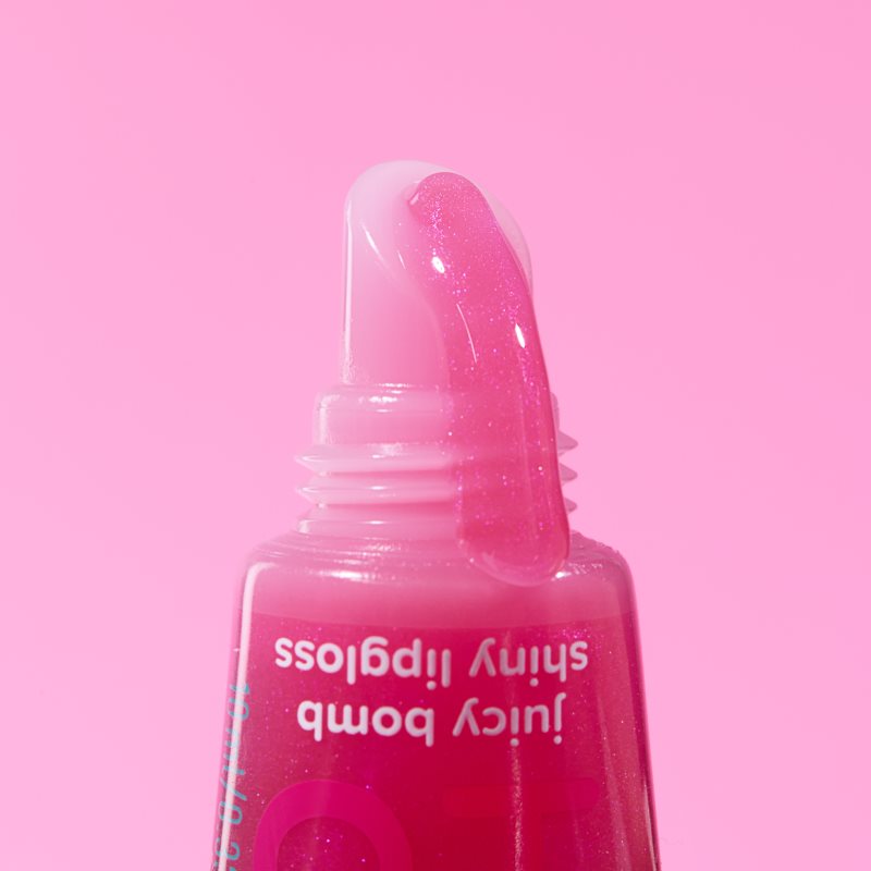essence Say It With Juicy Hello Cutie! trblietavý lesk na pery odtieň 02 Witty Watermelon 10 ml (obrázok 3)